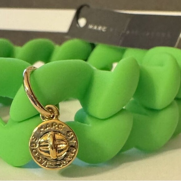 Marc by Marc Jacobs 🫶🏼🪢🫶🏼 NWT! Silicone Bracelet in Green with turn-lock Charm - Picture 2 of 3
